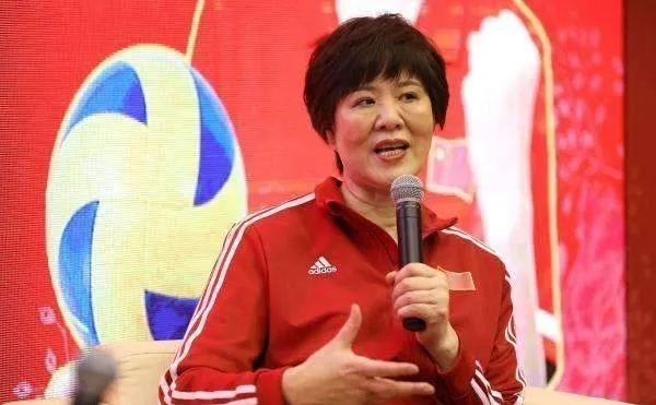 从铁榔头到传奇教练:郎平用排球书写人生的热血与坚持 从铁榔头到传奇教练:郎平用排球书写人生的热血与坚持