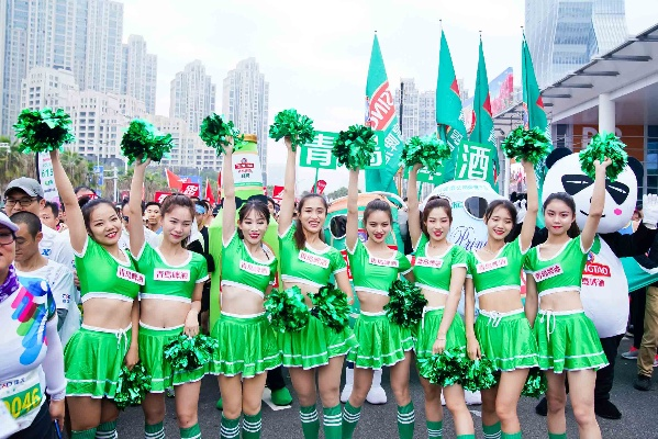 青岛啤酒啦啦队:青春活力点燃赛场,激情四射诠释品牌魅力 青岛啤酒啦啦队:青春活力点燃赛场,激情四射诠释品牌魅力