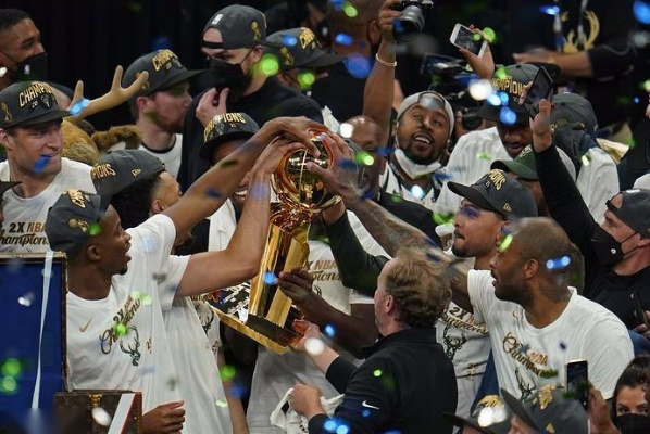 雄鹿崛起:从密尔沃基到NBA巅峰的传奇之路 雄鹿崛起:从密尔沃基到NBA巅峰的传奇之路