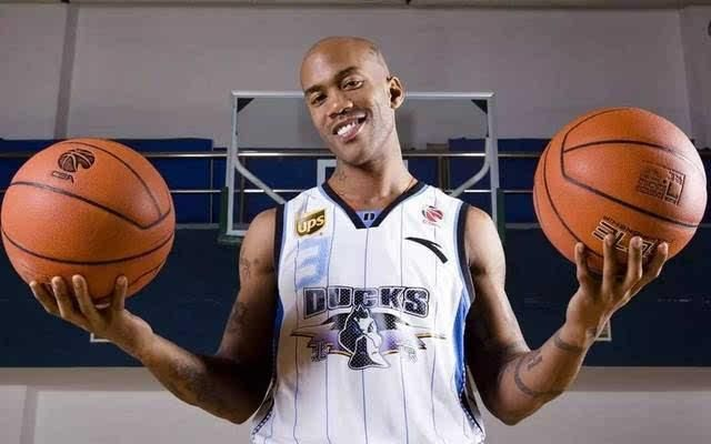 从NBA到CBA:马布里年薪背后的坚守与热爱 从NBA到CBA:马布里年薪背后的坚守与热爱