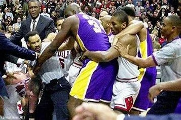 NBA群殴事件:背后揭示的体育精神与道德困境 NBA群殴事件:背后揭示的体育精神与道德困境