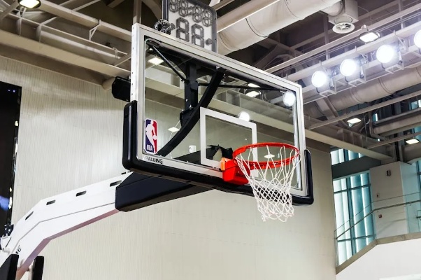 nba篮球架能承受多少重量？NBA赛场的篮球架是用什么材料制成的