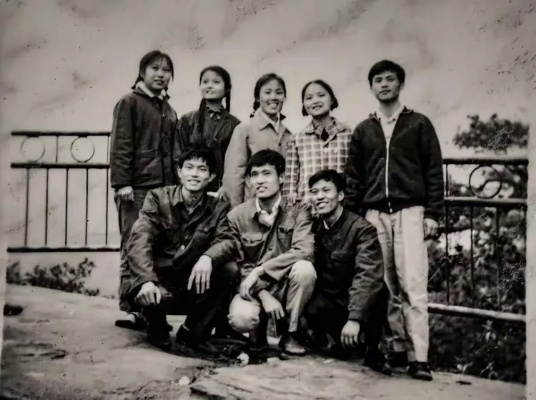 追忆昔年:那些被时光珍藏的青春记忆与时代温度 追忆昔年:那些被时光珍藏的青春记忆与时代温度