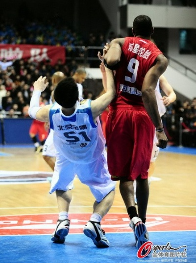 麦迪肘击事件回顾:NBA赛场上的争议瞬间如何引发球迷热议? 麦迪肘击事件回顾:NBA赛场上的争议瞬间如何引发球迷热议?
